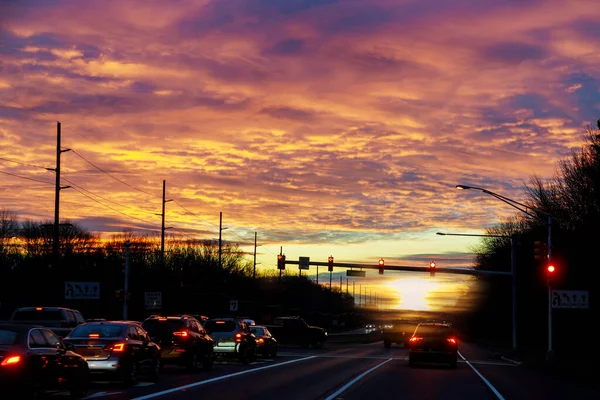 Tráfego noturno, carros na estrada na noite do pôr do sol — Fotografia de Stock