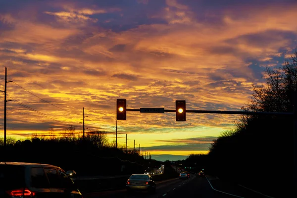 Nachtverkeer, auto 's op de snelweg bij zonsondergang avond — Stockfoto