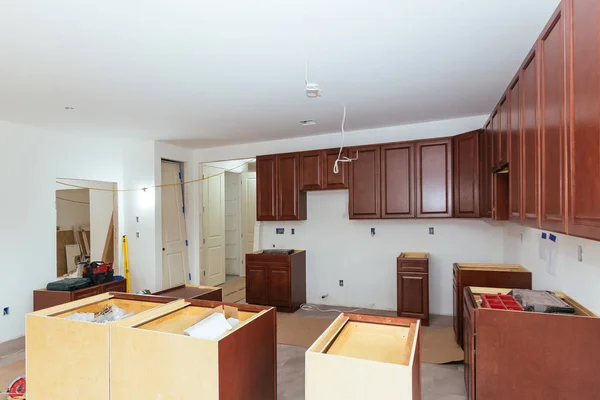 Home melhoria cozinha vista instalada em um novo armário de cozinha — Fotografia de Stock