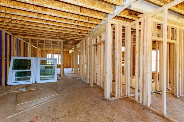 Vue de cadrage de maison résidentielle sur maison neuve en bois en construction — Photo