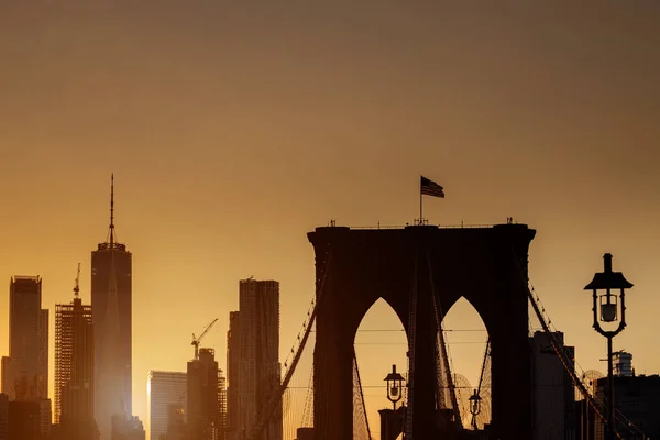 Нью-Йорк красивый закат Манхэттен с Бруклинским мостом — стоковое фото
