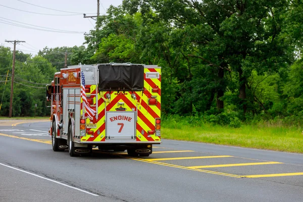 Fahrzeuge der Feuerwehr auf einer Straße in Sayreville nj usa stationiert — Stockfoto