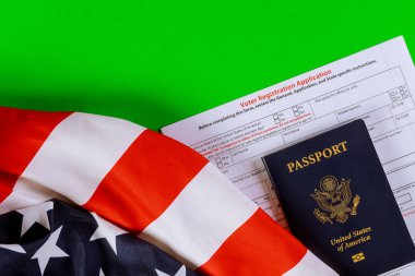 Amerika Birleşik Devletleri başkanlık seçimleri için ABD pasaportu ve Usa bayrağı