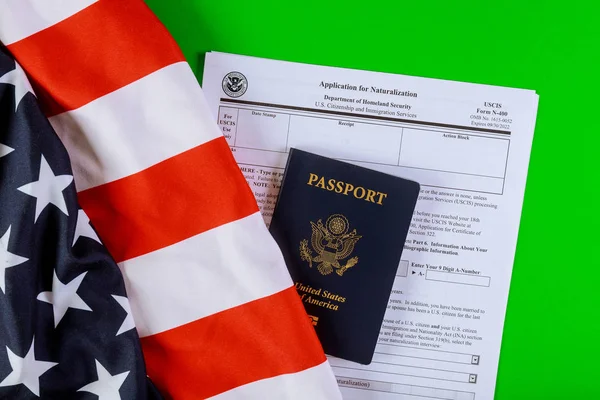 Pasaporte americano en US Citizen Ship aplicación una bandera americana —  Fotos de Stock