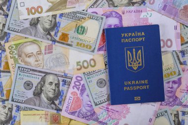 Ukrayna vatandaşlarının pasaportları Ukrayna para birimi Hryvnia ve Amerikan dolarlarıyla seyahat etmek için.