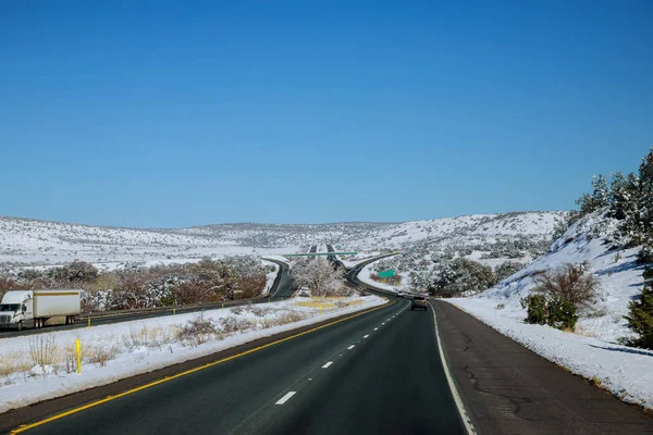 Carretera nevada carretera invierno montañas — Foto de Stock