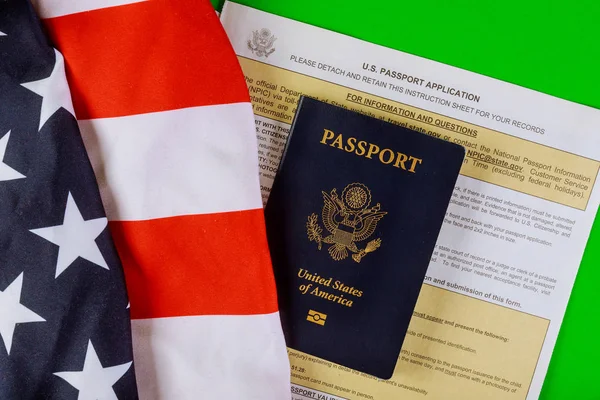 Aplicando formulário Novo Passaporte para pedido de passaporte dos EUA, bandeiras dos EUA — Fotografia de Stock