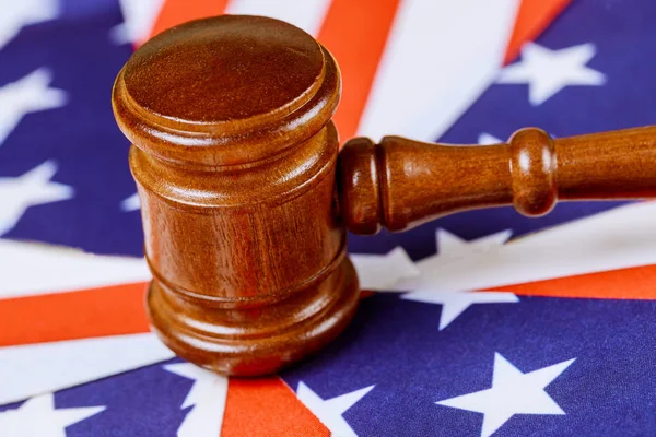 Prawo biurowe i sprawiedliwość z flagą USA i młotkiem sędziego — Zdjęcie stockowe