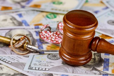 Hukuk ailesi kavramı yargıcın alyanslı Amerikan dolarları üzerindeki tokmağı.