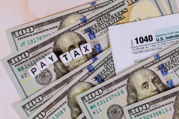 USA Formulář přiznání k dani z příjmu fyzických osob 1040 a stodolarové bankovky Pay Tax — Stock fotografie