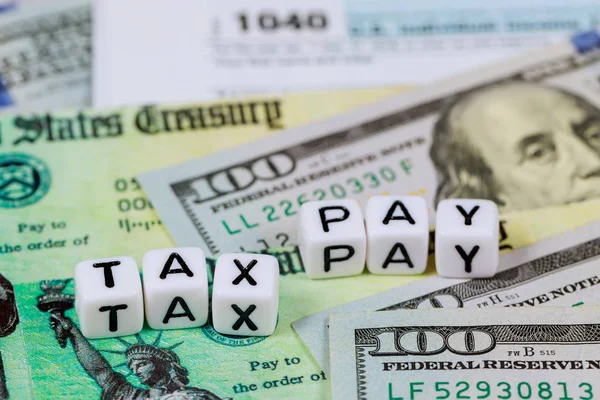 Chèque de déclaration de revenus stimul économique et formulaire 1040 impôt sur le revenu des particuliers avec billets en dollars — Photo
