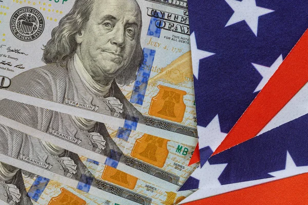 Δολάρια χαρτονομίσματα, μετρητά σωρό και σημαία των Ηνωμένων Πολιτειών — Φωτογραφία Αρχείου