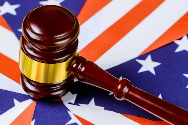Bírói kalapács az Egyesült Államok zászlajával — Stock Fotó