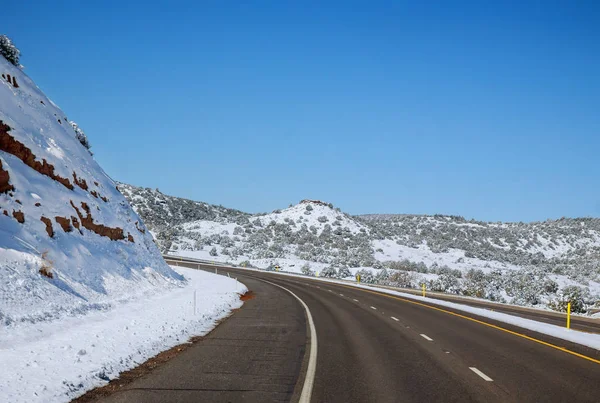 Camino de asfalto vacío con montañas de nieve — Foto de Stock