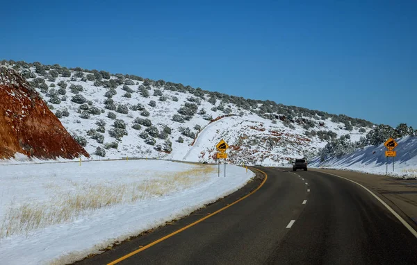 Camino de invierno y árboles con nieve en el norte de Wyoming paisaje de la montaña — Foto de Stock