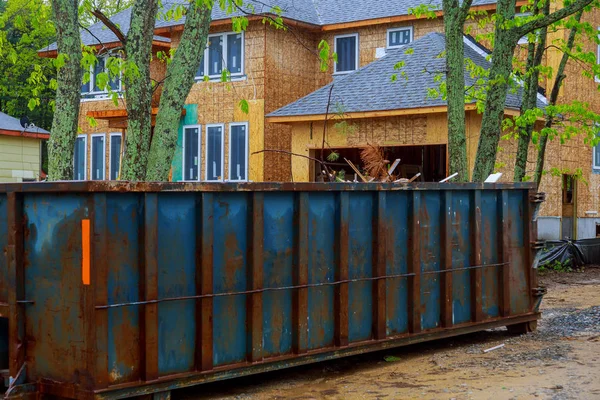 Stavební kontejnery na odpadky v kovovém kontejneru, renovace domu. — Stock fotografie