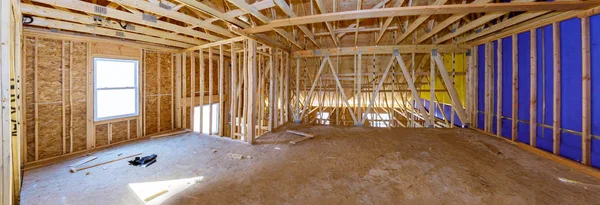 Interior da sala de casa em construção inacabamento telhado moldura de madeira de feixe para a construção — Fotografia de Stock