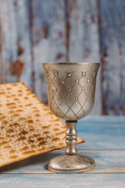 Fısıh şarap ve matzoh Yahudi tatil ekmek ahşap tahta. — Stok fotoğraf
