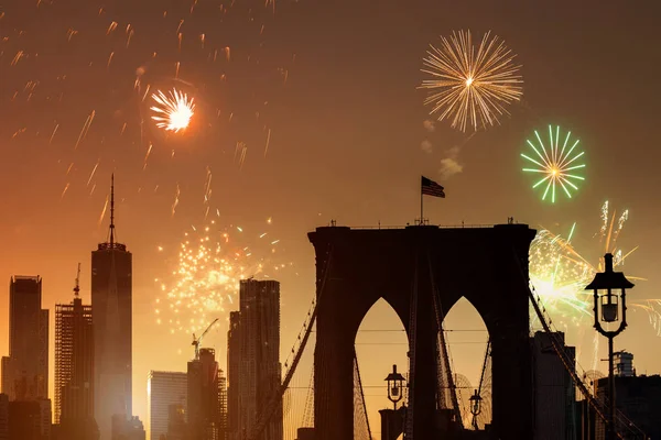 Fuegos artificiales de un saludo en la ciudad de Nueva York hermosa puesta de sol Manhattan con puente de Brooklyn — Foto de Stock