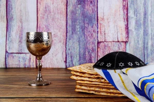 Roter koscherer Wein von Matzoh jüdischen Feiertag Pessach Haggada — Stockfoto