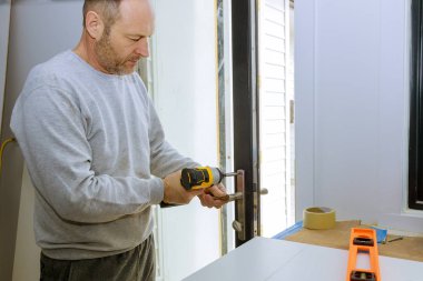 Yükleme veya yeni bir sürgü lock tamir profesyonel bir çilingir closeup