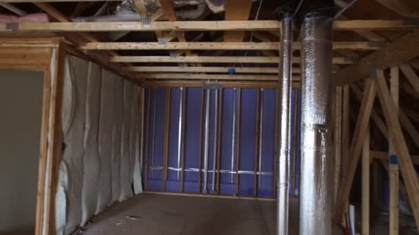 Der Rahmen eines Holzhauses auf einem unfertigen Objekt in Nahaufnahme eines im Bau befindlichen Neubaus. — Stockvideo
