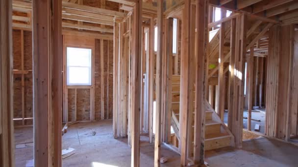 Interiör inramning stråla av nytt hus under uppförande hem inramning — Stockvideo