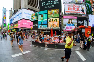 Times Meydanı 'nda yürüyüş, yoğun bir ticaret kavşağı ve New York' un ünlü bir caddesi.