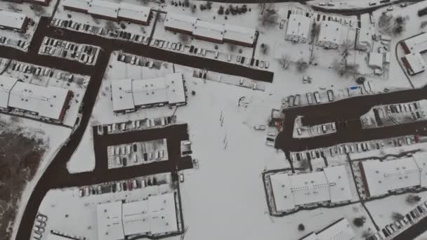 Stadtdächer in der Stadt in schneebedeckten Häusern im Winter — Stockvideo