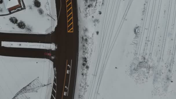 Auto besneeuwde weg op straat tijdens zware sneeuwval in de winter — Stockvideo
