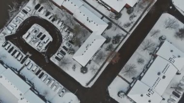 Donmuş cadde boyunca karla kaplı evlerin üzerinde uçuyorlar.