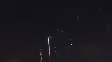 Muhteşem şenlikli yeni yıllar, arka planda patlayan bayram havai fişekleri