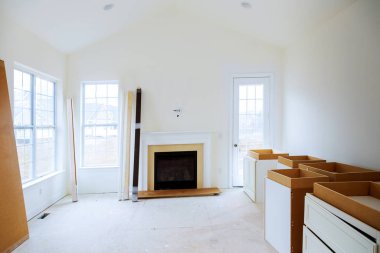 Klasik mutfak iç kısımları ve beyaz ahşap ön kısımlar mutfak mobilyalarını birleştiriyor.