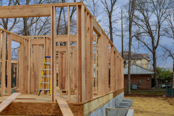 Деревянная бревенчатая крыша жилого дома