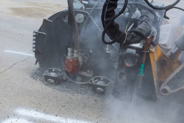 Yol onarımı, değirmen makinesi eski bir yol değirmeninin yakınını kesiyor.