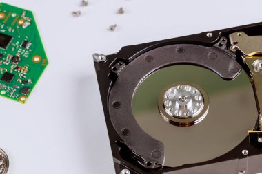 Bilgisayardan sökülmüş sabit disk onarılacak bir sürücü