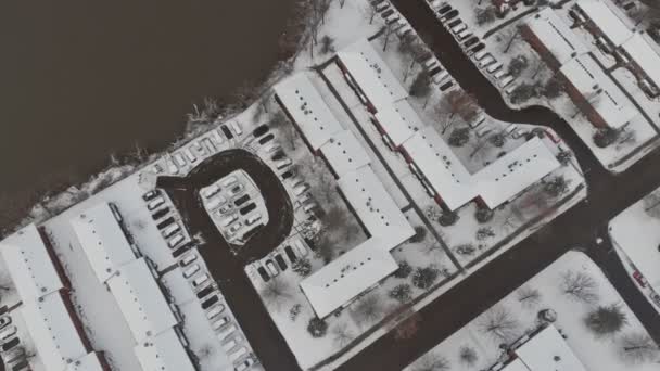 冬の雪に覆われた住宅の空中飛行 — ストック動画