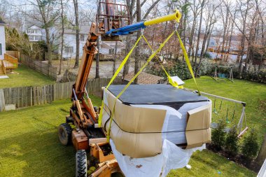 İlerleme sürecindeki inşaat detayları. Kamyon forklift ağırlığı mavi gökyüzünün üzerinde, jakuzi ile birlikte.