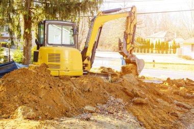 Dünya 'daki kazıcı yükleyici inşaat alanında çalışıyor..