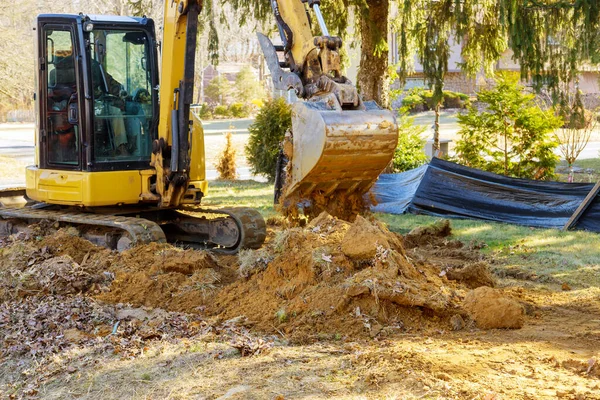 掘削機は 土壌土の移動建設工事をアンロード — ストック写真