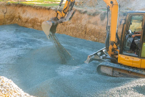 Konut Inşaatı Için Inşaat Malzemelerini Çakıllaştırmaya Çalışan Bir Kazıcı — Stok fotoğraf