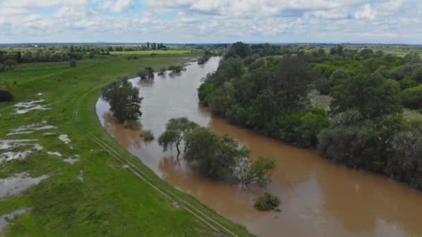 inondation sur la rivière après de fortes pluies dans l'eau, scène d'inondation printanière 