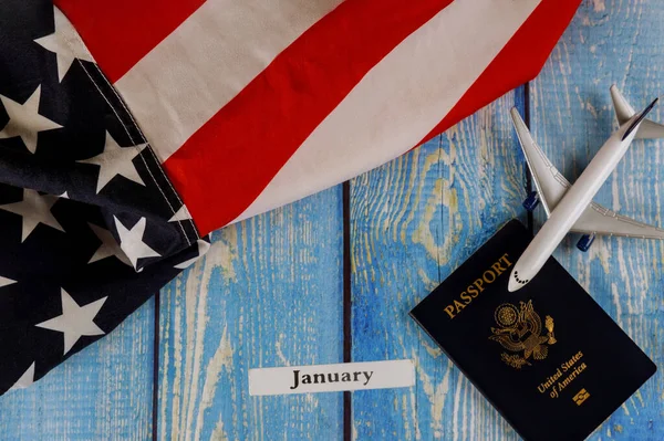 暦年の1月 旅行観光 米国のパスポートと旅客モデル飛行機で米国の国旗を移民 — ストック写真