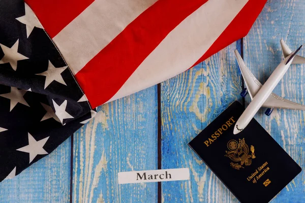 暦年の3月 旅行観光 米国のパスポートと旅客モデル飛行機で米国の国旗を移民 — ストック写真