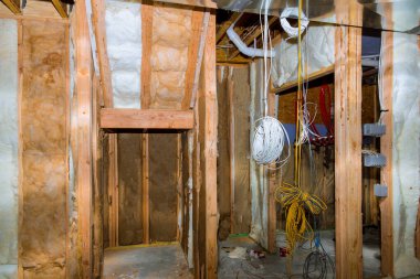 İnşaatın altında tamamlanmamış bodrum, inşa edilmiş konut iskeleti.