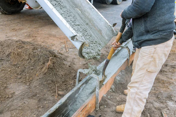 住宅の通りアップグレード中にセメントを注ぐ石積み建設労働者 — ストック写真
