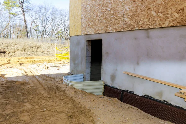 Nytt Bostadshus Byggmaterial Fönster Brunn För Källare Konstruktion — Stockfoto