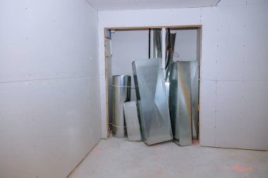 Metal borular şeklinde çelik boruların ısıtma sisteminin bir parçası.