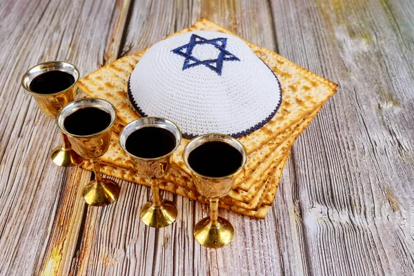 Matzoh Еврейский Праздник Красный Кошерное Четыре Бокала Вина Маца Пасха — стоковое фото
