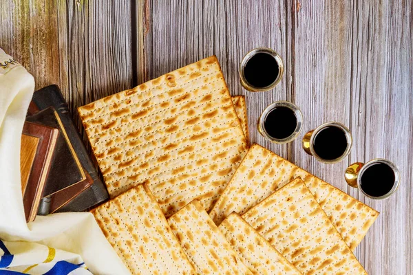 Påsk Matzoh Judiska Högtiden Bröd Och Fyra Glasögon Kosher Vin — Stockfoto